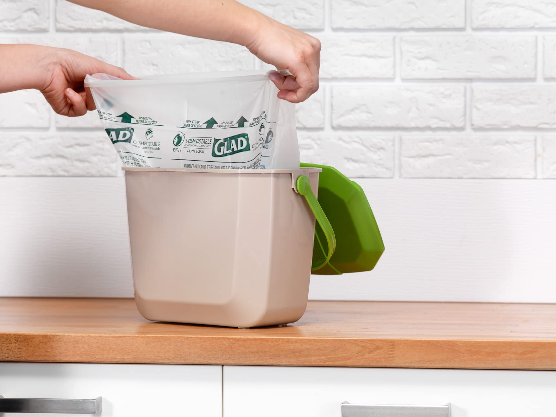 Glad Kitchen Compost trash Bags - Febreze Fresh Lemon, Small 10 L - 20 CountGlad885865741202Garbage BagGarbage Bag